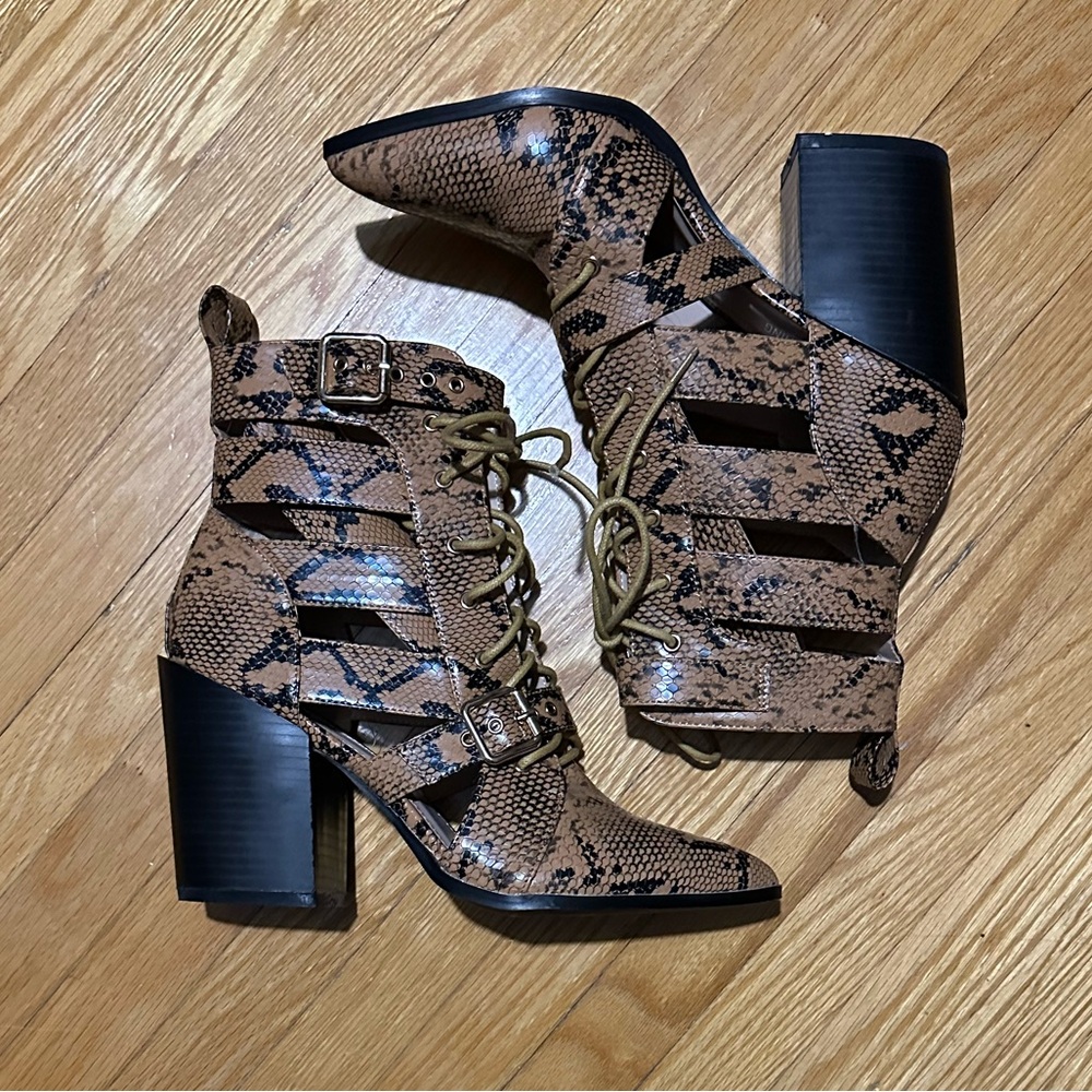 PrettyLittleThing Jayla faux snakeskin boots size 8.5